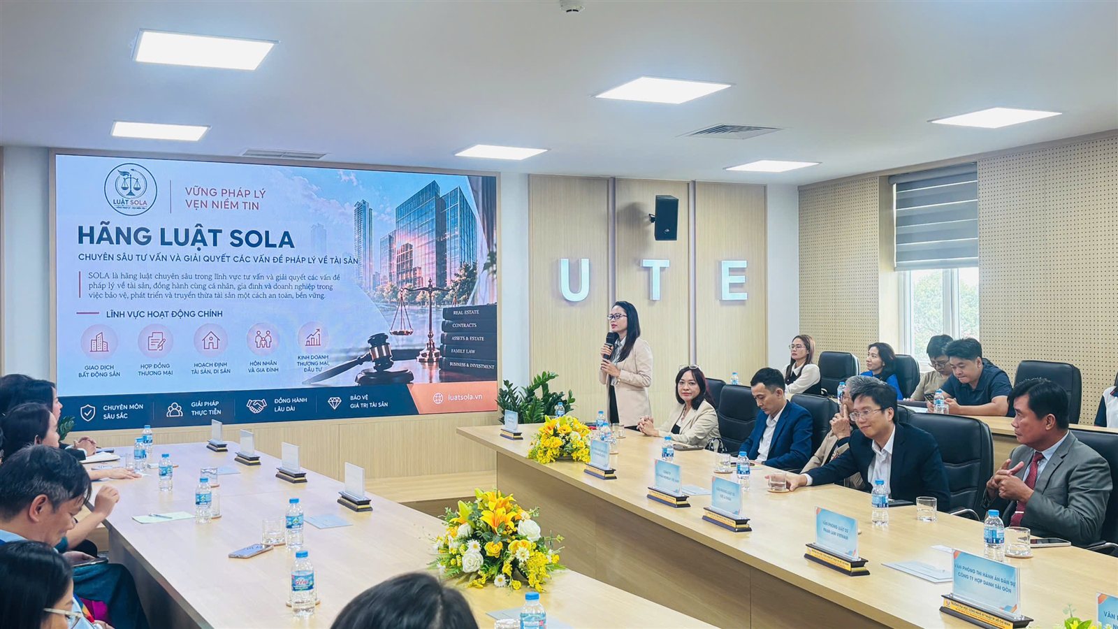 Luật sư Đậu Thị Quyên giới thiệu về định hướng hoạt động của Luật SOLA tại buổi lễ