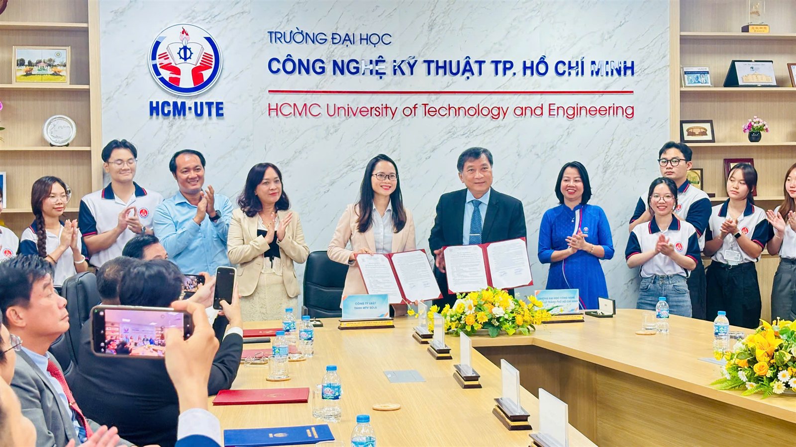 Toàn cảnh lễ ký kết Biên bản Ghi nhớ Hợp tác giữa Luật SOLA và Trường Đại học Công nghệ Kỹ thuật TP.HCM