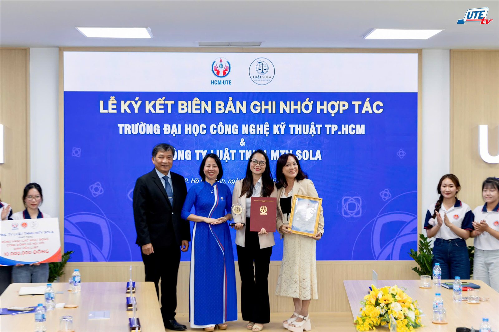 Đại diện hai bên trao kỷ niệm chương tại lễ ký kết