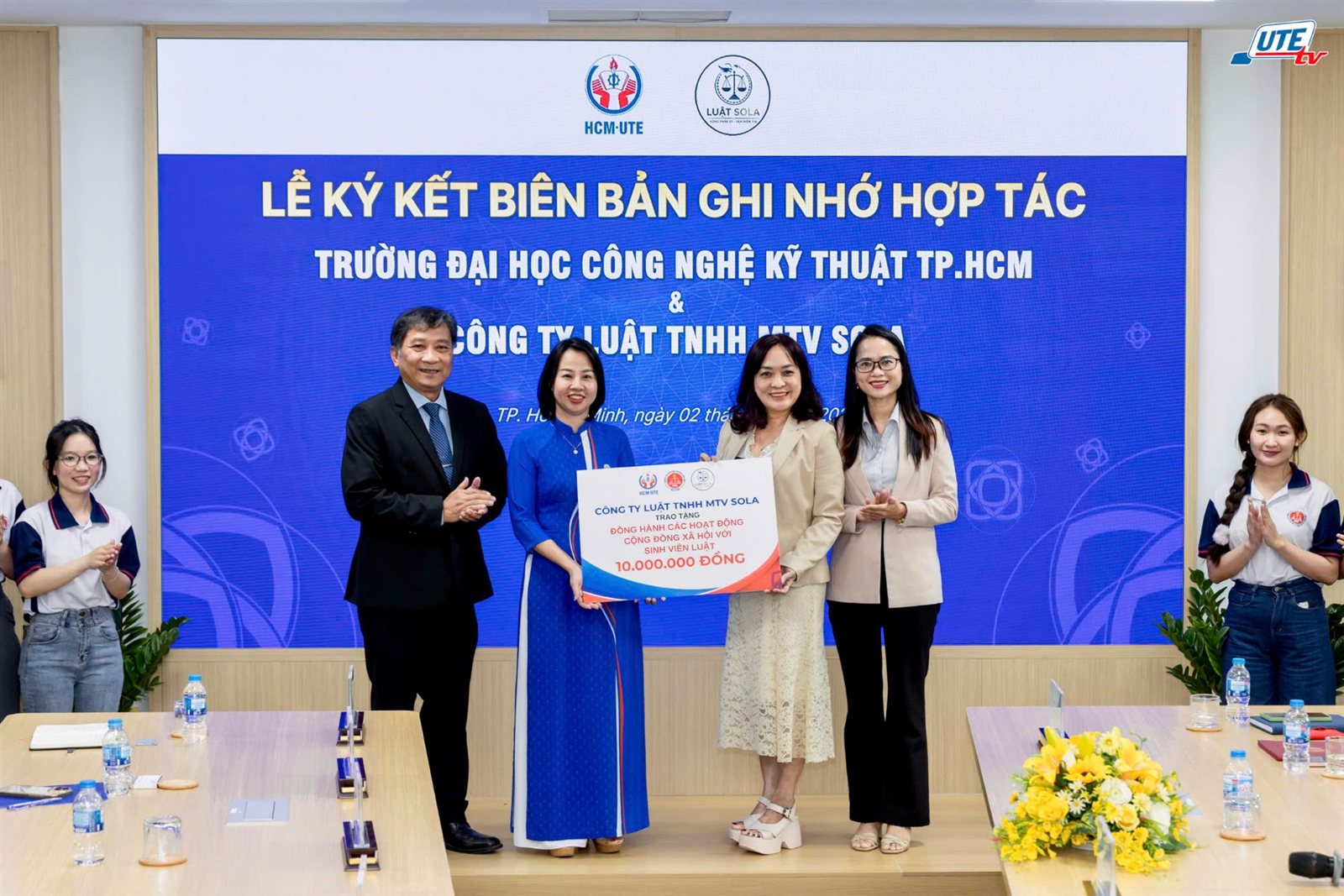 Bà Tô Nữ Thụy Vy Thủy Tiên thay mặt Luật SOLA trao tặng phần quà 10.000.000 đồng đồng hành các hoạt động cộng đồng xã hội với sinh viên Luật